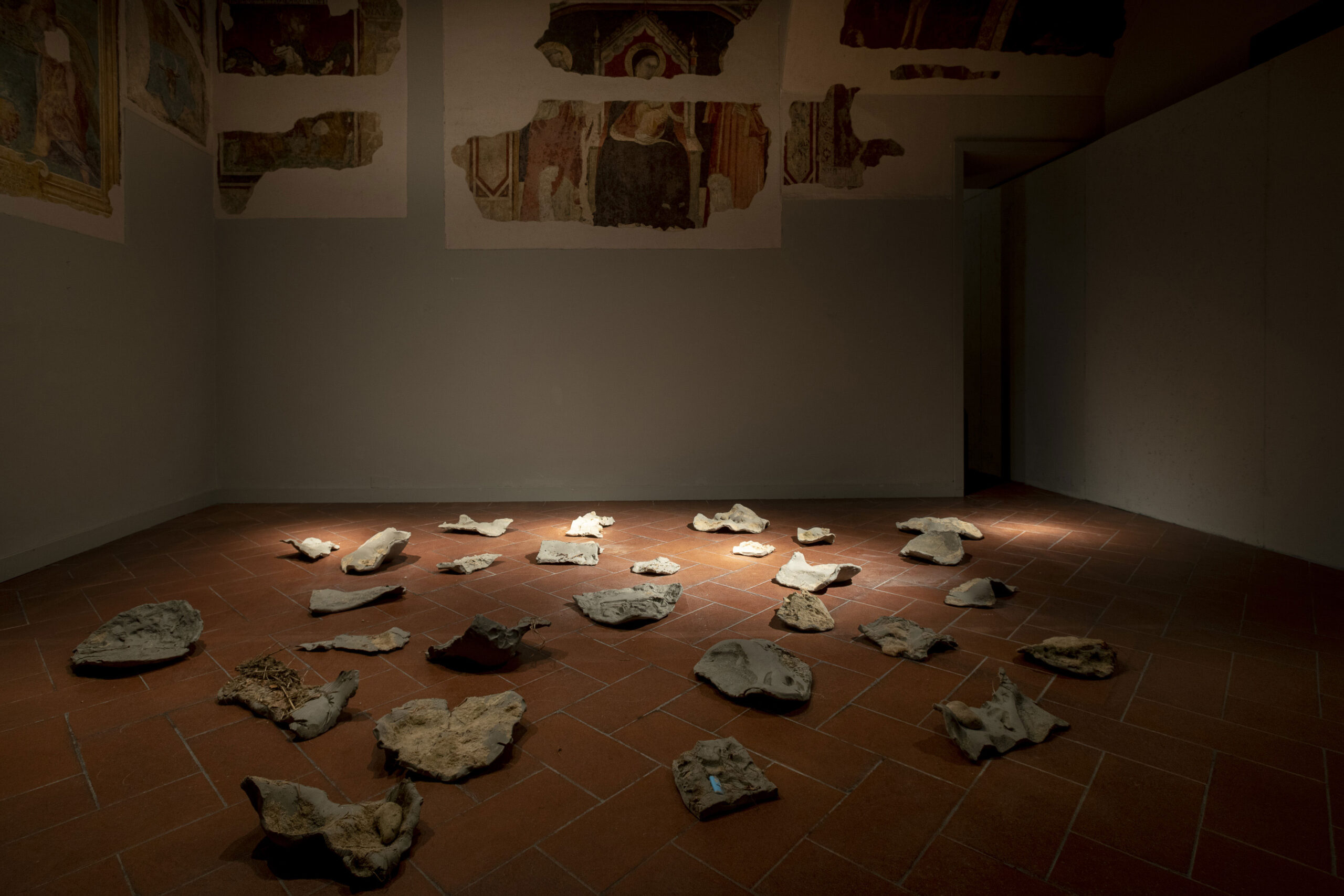 MISONOSECCATA 2022 terracotta cruda, dimensioni variabili Museo della ceramica di Montelupo Fiorentino