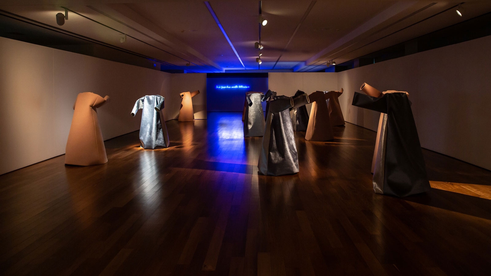 Se ci fosse luce sarebbe bellissimo, installazione 14 abiti in tessuto, veduta della mostra, 2023, Fondazione Dino Zoli, Forlì